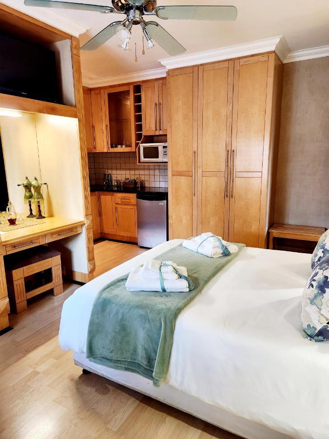 The Wooden Leg Guesthouse Kleinmond Exterior foto