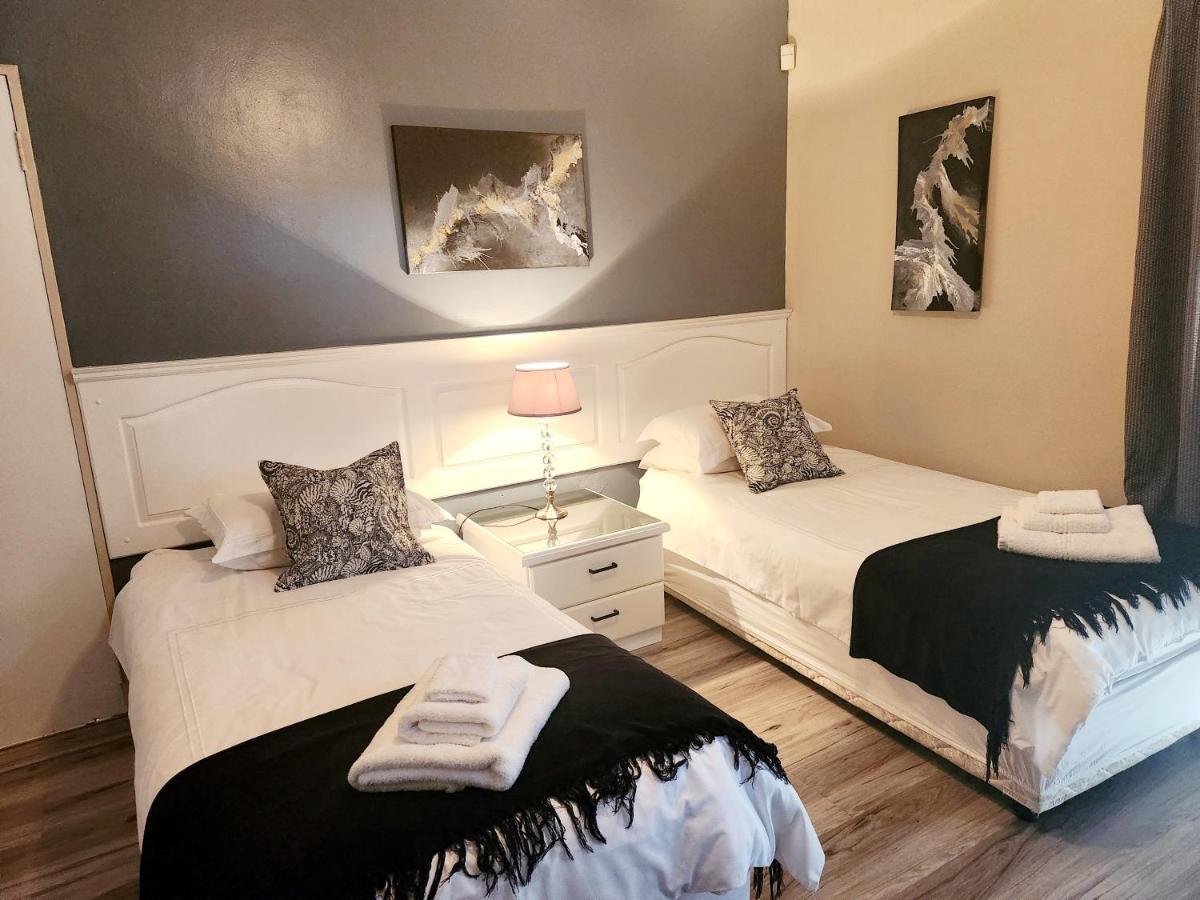 The Wooden Leg Guesthouse Kleinmond Exterior foto